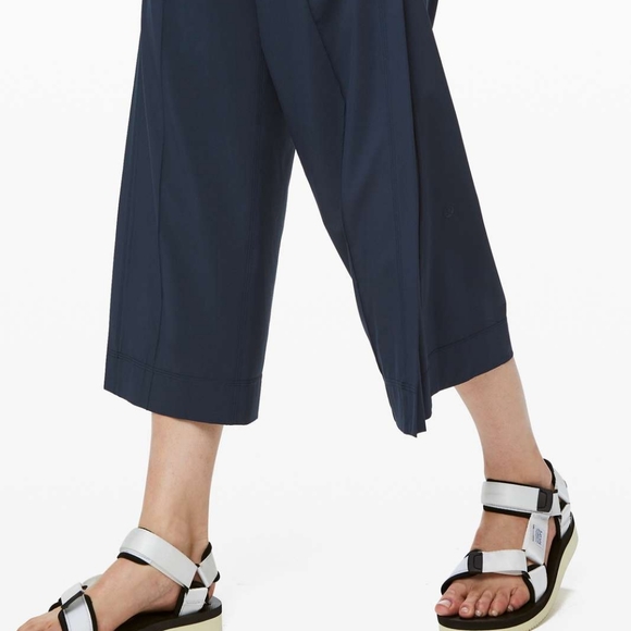 Lululemon Wanderer Culottes in true navy size 10 like new - Picture 4 of 14